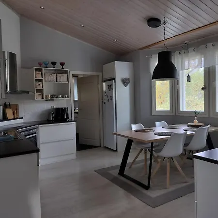 Cozy Detached House Near The *