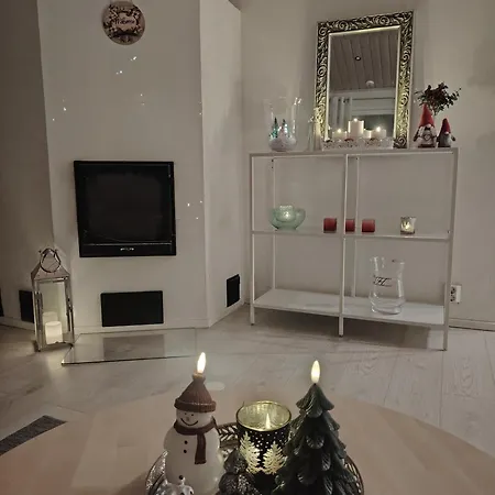 Cozy Detached House Near The *